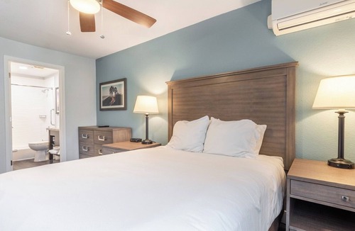 Anaheim Resort Resort | Anaheim | Disneyland Resort Area | Theme Park Adventure | King Bed | Pool | 1BR
