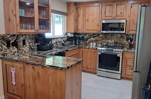 Apple Hill House | Apple Hill Paradise, Comfy Retreat with stunning tree views, Clean,Fully stocked