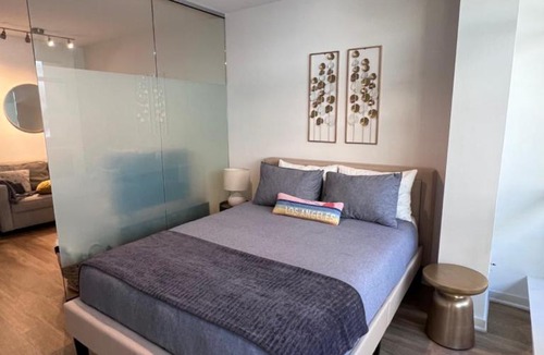 Downtown Apartment | Arion- Cozy Santa Monica getaway steps to the beach Free Parking