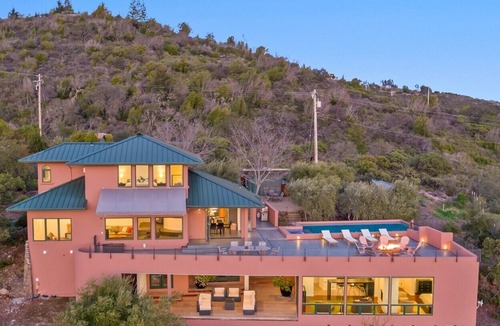 Glen Ellen House | As featured on CBS's Staycation! Luxury Retreat Overlooking Sonoma Valley