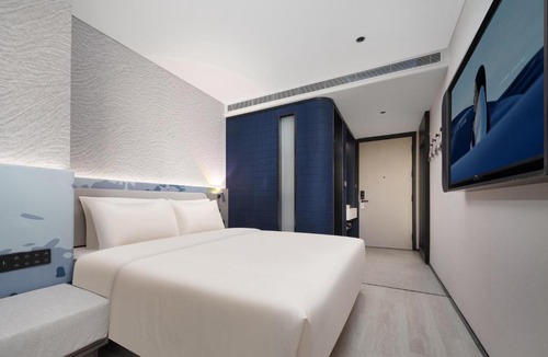 Caijiacunzi Hotel | Atour Light Hotel Xi'an Jingkai North Railyway Station