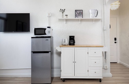 Westlake Apartment | Awesome studio with AC in vibrant Los Angeles