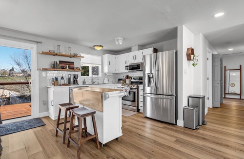 West University House | Backyard Summer Getaway Great for Family & Friends- Close to Convention Center!