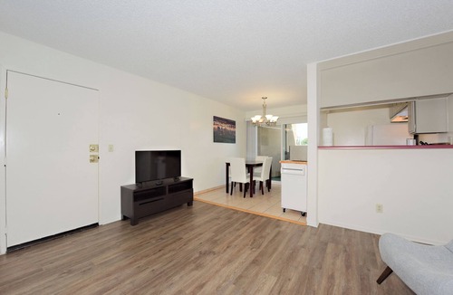 Palms Apartment | Bagley 210- Apartment with AC in charming Los Angeles