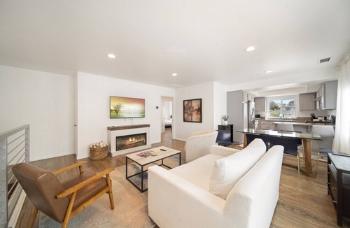 Lawndale House | Bay Breeze Hideaway Near Manhattan and Redondo Beach