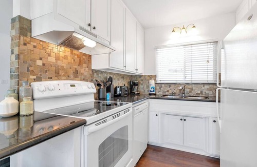 Old Towne Apartment | Bay View Beach Oasis | 2 King Beds