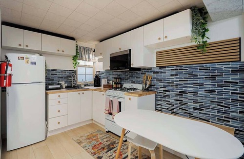 Sharp Park Apartment | Beach Block 2BR Retreat w/ Palm Courtyard Walk to Ocean Near SF