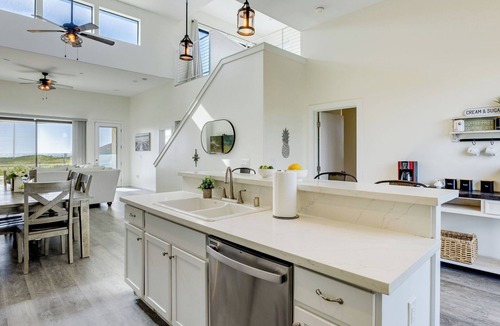 Oceano Cottage | Beachfront 2BR w/Deck, Views & Direct Sand Access Strand Way A