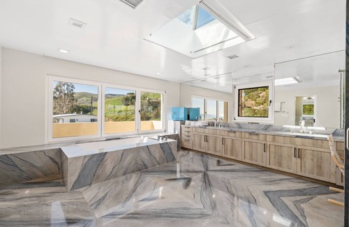 Central Malibu House | Beachfront- Centrally Located off PCH on Dry Beach