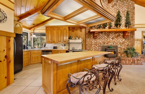 Fox Farm Cabin | Bearfoot Lodge - Cozy - Your Seasonal Big Bear Escape!