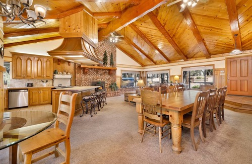 Fox Farm Cabin | Bearfoot Lodge - Cozy - Your Seasonal Big Bear Escape!