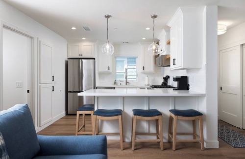 West Newport Apartment | Beautiful 2-BDR apartment on Newport Island with AC & Garage parking