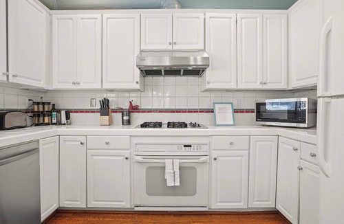 Little Hollywood Apartment | Beautiful 2BR in Silver Terrace