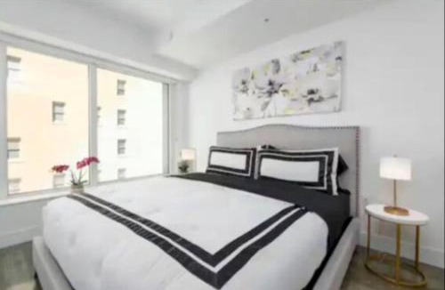 Downtown Los Angeles Apartment | Beautiful 3 Bedroom High Rise with Pool, Hot Tub and Rooftop Views