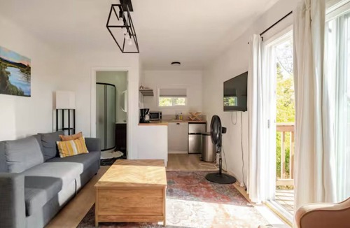 Country Club Villa | Beautiful Guesthouse with direct view of the Bay