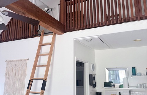 Mid-Wilshire Cottage | Beautiful, Private Guesthouse Cottage in the Heart of L.A - Free, Easy Parking