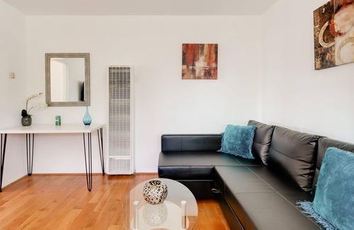 Valley Village Apartment | Beautiful & renovated Garden Apt in Valley Village