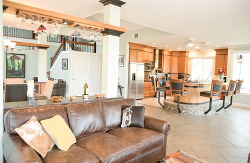 Exeter House | Beautiful Villa with Pool & Scenic Views in foothills close to Sequoia's