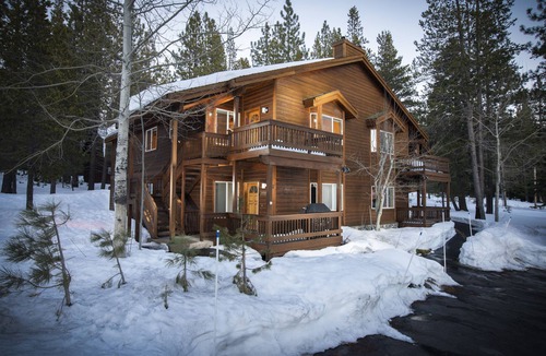 Truckee Condo | Best TD Location. AirCon. EV Charger.