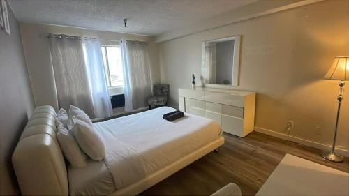 Beverly Hills Apartment | Beverly Hills Apart with En-Suite Bath c12