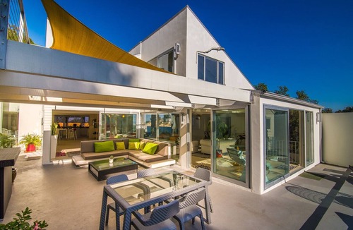 Sherman Oaks House | Beverly Hills Modern 6 Bedroom Pool Estate w Views, Secluded on a Private Lane