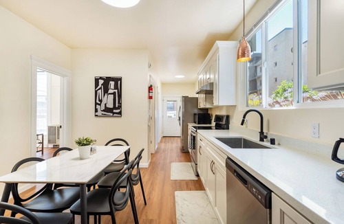 Uptown Oakland Apartment | Big & Beautiful 6 Bedroom 2.5 Bath