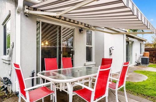 West Sacramento House | Big Stay Favorite, Backyard Workspace & Sleep 18