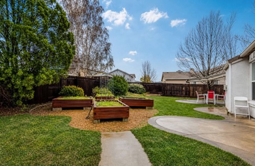 West Sacramento House | Big Stay Favorite, Backyard Workspace & Sleep 18