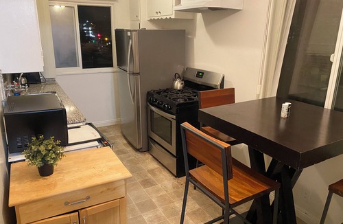Pico Apartment | Bike to beach. Walk to SMC. Tranquil 2-bedroom apart near shops