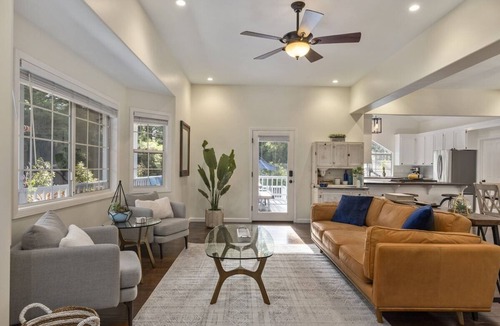 Northwood House | Bluebird's Burrow~ EV Charging, Hot Tub, Firepit, Game Room, Gym