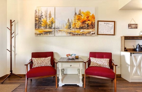 Oakhurst Cottage | Bluejay Bungalow – Cozy Pet-Friendly Cottage Near Yosemite & Bass Lake