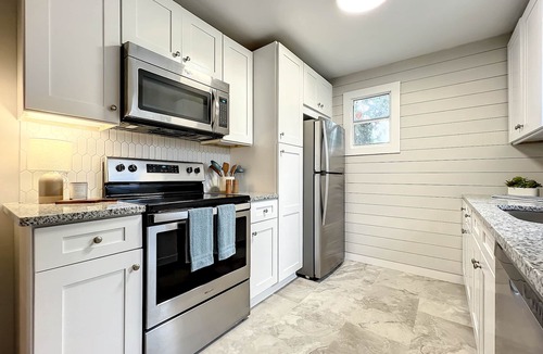 Lake Como House | Bluestone Bungalow 30+day stay, walk to amenities, pet friendly, 300Mbps wifi!