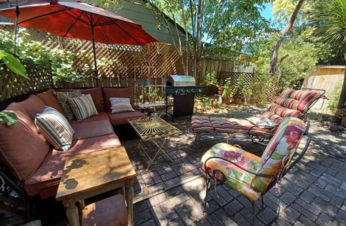 Burbank Gardens Neighborhood Association Cottage | Bohemian Artist's Cottage in Wine Country