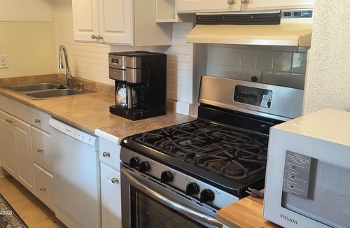 Mission Hills House | Boho-Chic Bungalow: 5 Mins to Downtown & Airport spacious one bedroom San Diego