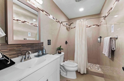 North Clairemont Cottage | Boho Pink Retreat w/Kitchen, Patio, Laundry!