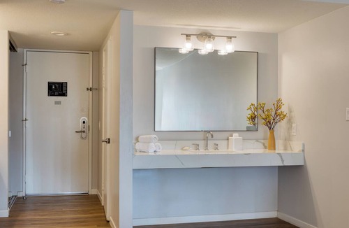Diamond Crestview Hotel | Boutique Hotel | Rooftop Ocean Views + Pool + Hot Tub | Walk to Everything