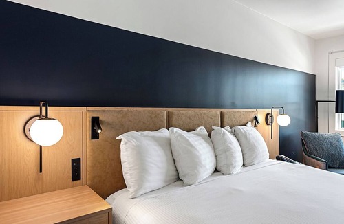 Napa Hotel | Boutique Inn with Heated Pool & Hot Tub. Minutes to Downtown Napa
