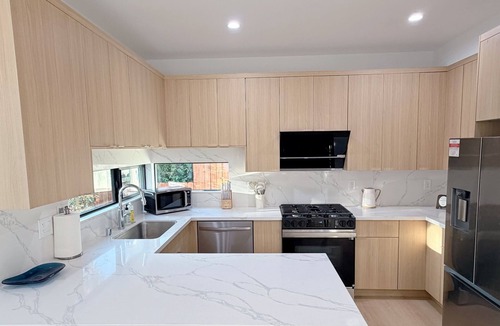 Mid Central House | Brand New 3BR Home Fast WiFi Parking Near Pasadena