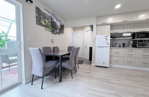 Westlake Apartment | Brand New Cozy Apartment Massage chair/Xbox/bidet/ 2 Fireplaces/Free parking