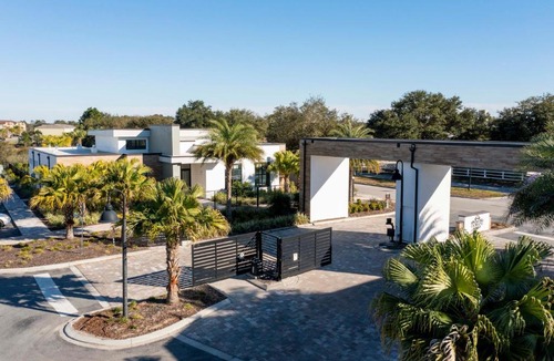 Loughman House | BRAND NEW DREAM House with a SPLASH POOL AT Villa Domani Resort (0192)
