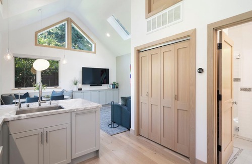 Oak Knoll - Redwood Park Cottage | Brand New Guesthouse in Redwood City near Stanford.