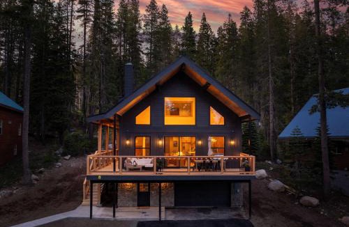 Serene Lakes House | Brand New Luxury 4BR Cabin Sleeps 14 Huge Loft Near Truckee or Donner Serene Lakes Close to 4 Ski Resorts