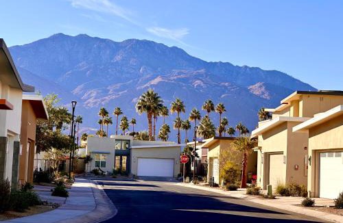 Palm Springs House | Brand New Palm Springs Luxury home, Heated Pool, Fire pit, Near Downtown