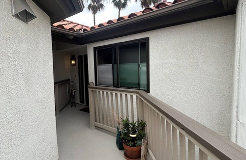 Corona del Mar Condo | Bright 3-bed, 2 bath. AC, laundry, 2-car park; walk to CdM restaurants.