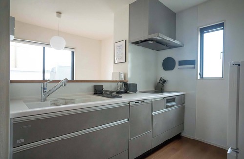 Ozu Apartment | Bright 4BR Home in Ozu Sleeps 11 by Restavio