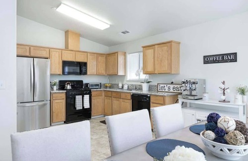 Armona House | Bright & Comfy House Near NAS with Free Parking
