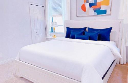 Loughman House | Bright Guest Room in Luxury Villa - Resort Community - Near Disney - Shared Bath