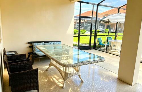Loughman House | Bright Guest Room in Luxury Villa - Resort Community - Near Disney - Shared Bath
