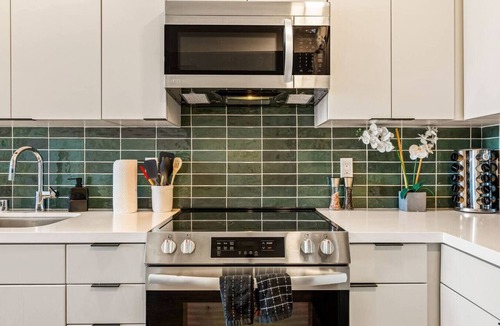 Koreatown Apartment | Bright & Modern 2BD Home in K-Town + Gym & Hot-Tub