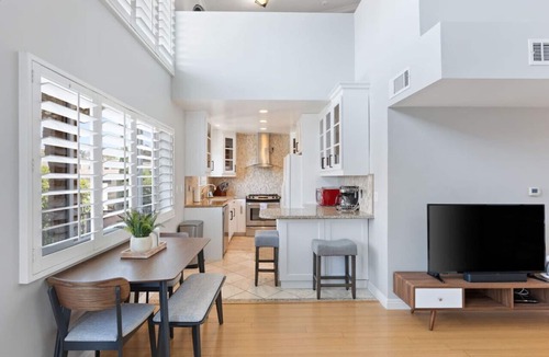 Sawtelle Condo | Bright Modern Loft-Style in Brentwood Parking, Gym